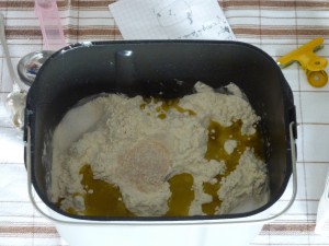 tuttigli gli ingredienti per fare il pane separati nel cestello