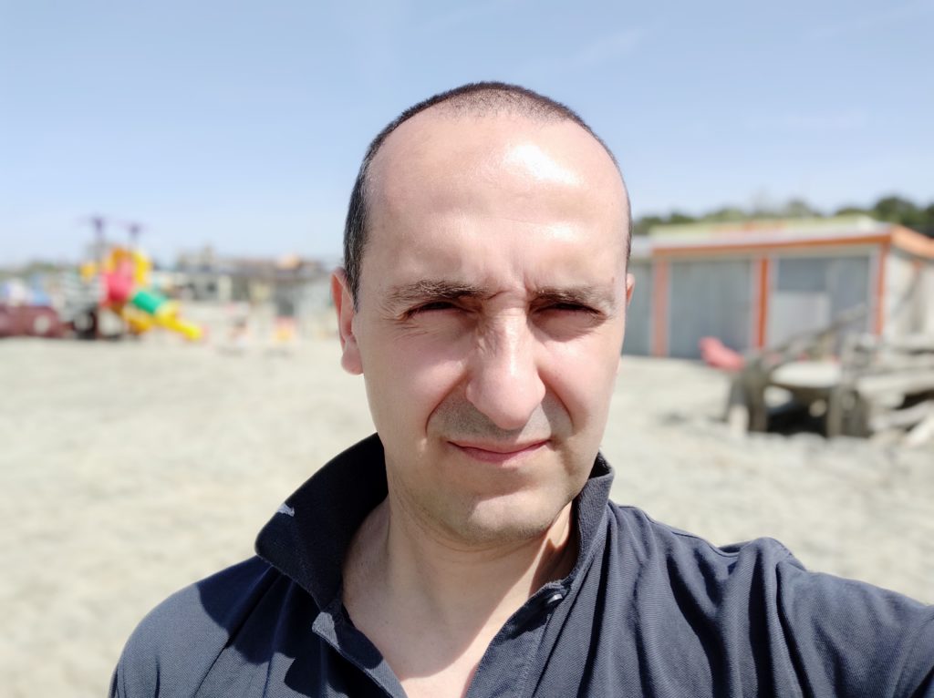 Xiaomi Mi 9 SE fotocamera anteriore selfie con effetto sfocato al mare